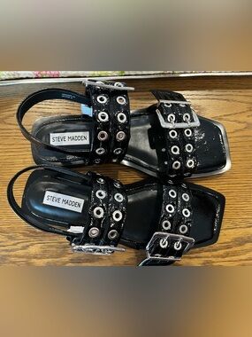 Steve Madden Black Patent Grommet Buckle Sandals Sandria New Size 8.5